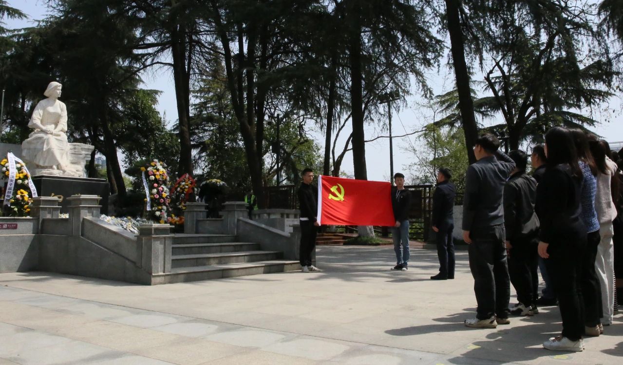 缅怀革命先烈 赓续红色精神丨开云电竞集团党委组织开展清明祭扫主题活动